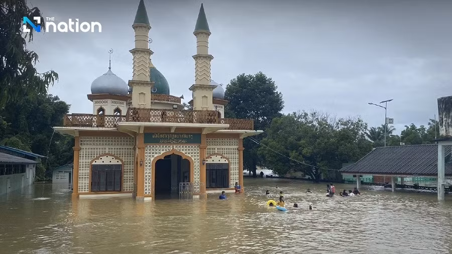 Vào ngày 25/11, mưa lớn tiếp diễn tại 13 huyện của tỉnh Narathiwat, khiến mực nước dâng cao nhanh chóng. Trong đó, sông Bang Nara và sông Saiburi tràn bờ, gây ngập lụt diện rộng. Ảnh: The Nation.