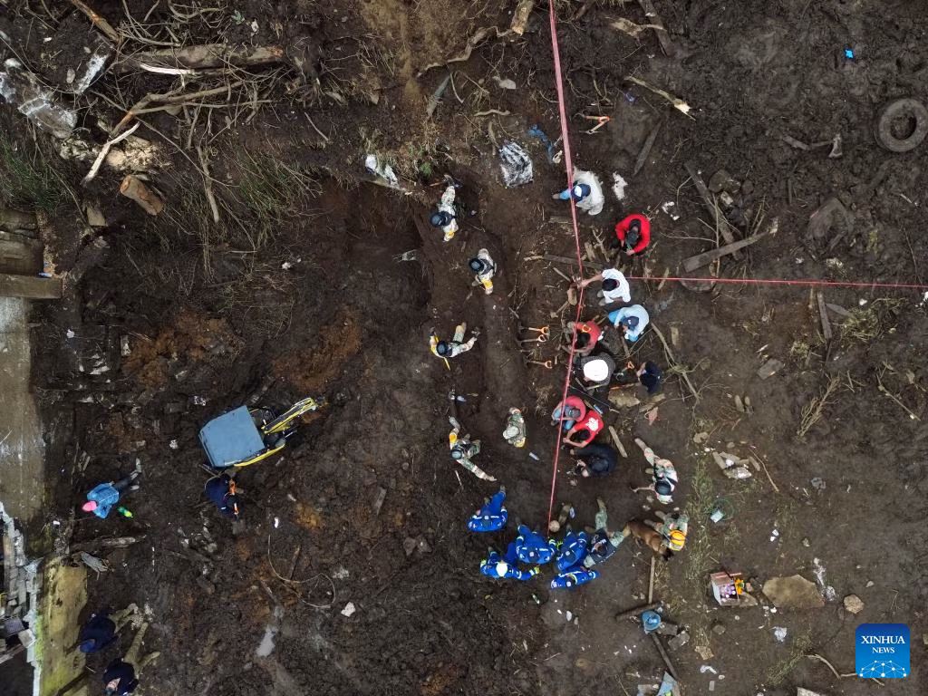 Bang Veracruz ghi nhận 29 người chết và 18 người mất tích, con số thương vong cao nhất trong số các bang bị ảnh hưởng. Ảnh: Các nhân viên cứu hộ đang tiến hành tìm kiếm nạn nhân trong một trận lở đất do mưa lớn gây ra ở Huauchinango, bang Puebla, Mexico.