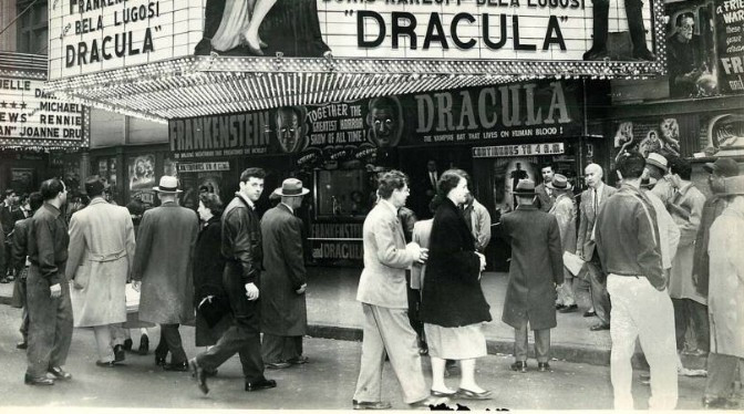 Nhiều người đổ xô đến rạp chiếu phim đang chiếu vở Frankenstein và Dracula năm 1952.