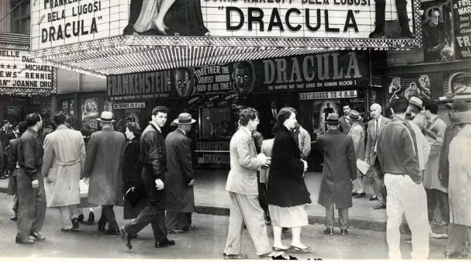 Nhiều người đổ xô đến rạp chiếu phim đang chiếu vở Frankenstein và Dracula năm 1952.