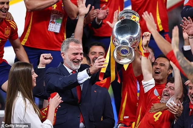 Công chúa Sofia cùng cha, Vua Felipe VI, đi xem và trao cúp vô địch trong trận chung kết Euro 2024 tại Berlin (Đức), nơi Tây Ban Nha lên ngôi sau khi đánh bại Anh với tỷ số 2-1. Ảnh: GI.