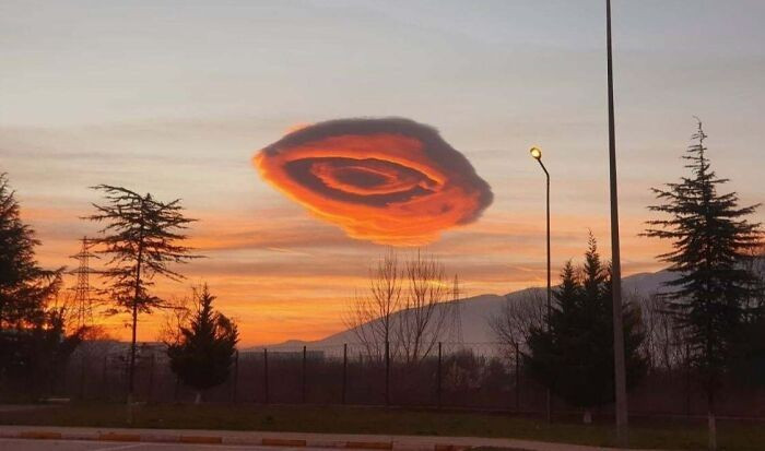 Người dân ở Bursa đã nhìn thấy một đám mây màu hồng kỳ lạ trên bầu trời.