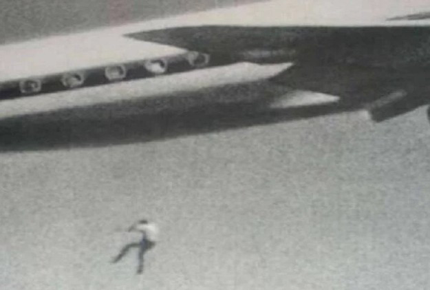 Theo ATI, Keith Sapsford mới chỉ 14 tuổi khi lén lút lên một chiếc máy bay chở khách vào ngày 22/2/1970. Sau đó, cậu bị rơi khỏi khoang chứa bánh và rơi xuống đất tử vong. Những khoảnh khắc cuối cùng của Keith đã được nhiếp ảnh gia John Gilpin ghi lại khi ông đang vô tình chụp ảnh trong lúc chờ lên máy bay. (Nguồn ảnh: ATI)