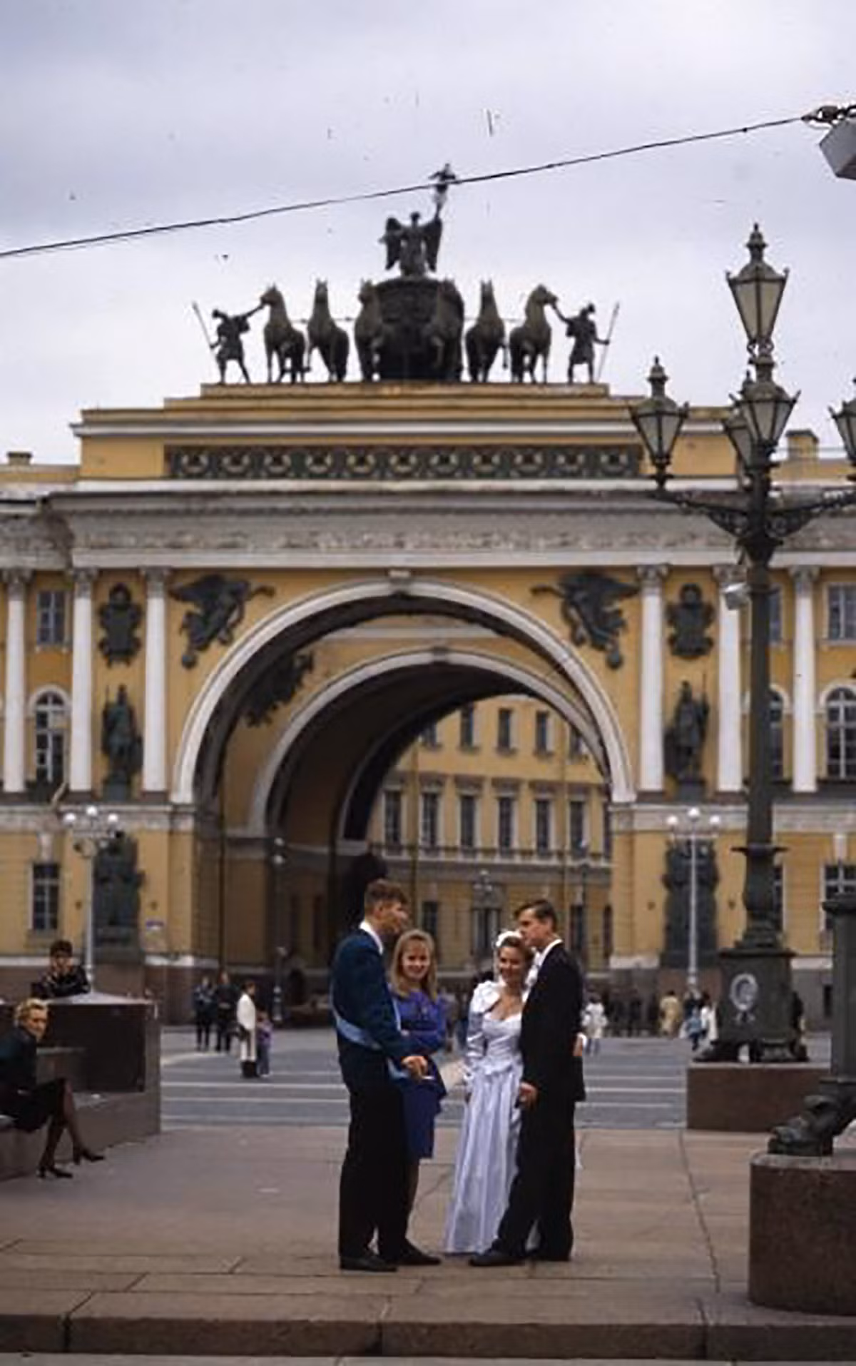 Cặp đôi mới cưới tạo dáng trên đường phố St. Petersburg.