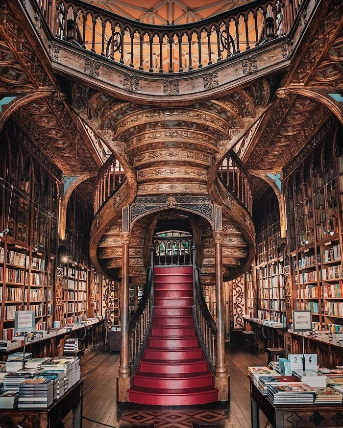 Livraria Lello ở Porto, Bồ Đào Nha, là một trong những hiệu sách lâu đời nhất ở Bồ Đào Nha và là một trong những hiệu sách đẹp nhất thế giới.