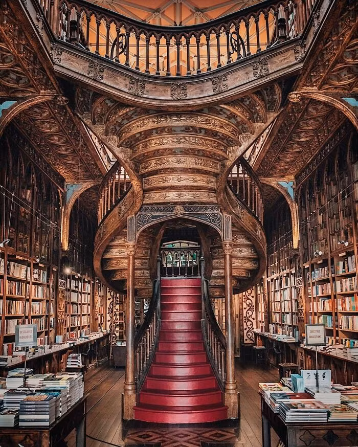 Livraria Lello ở Porto, Bồ Đào Nha, là một trong những hiệu sách lâu đời nhất ở Bồ Đào Nha và là một trong những hiệu sách đẹp nhất thế giới.