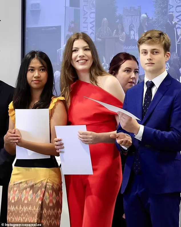 "Hành trình của Sofia được đánh dấu bằng sự kiên trì và sự phát triển cá nhân đáng kinh ngạc. Chúng tôi sẽ rất nhớ sự ấm áp và tinh thần sôi nổi của Sofia", người hướng dẫn của Sofia chia sẻ tại buổi lễ tốt nghiệp của cô. Ảnh: Instagram.