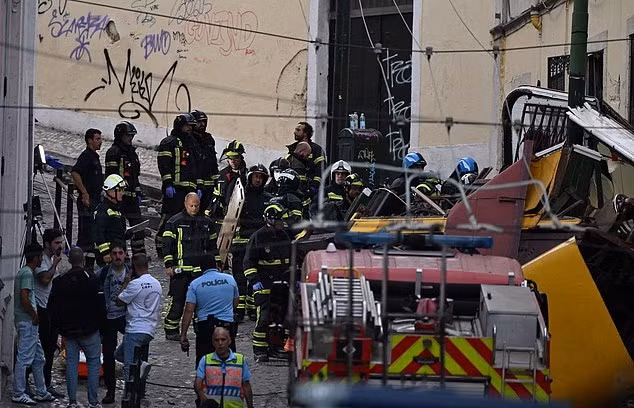 Một quan chức cho biết, hoạt động cứu hộ kéo dài khoảng hai tiếng. Ảnh: Daily Mail.