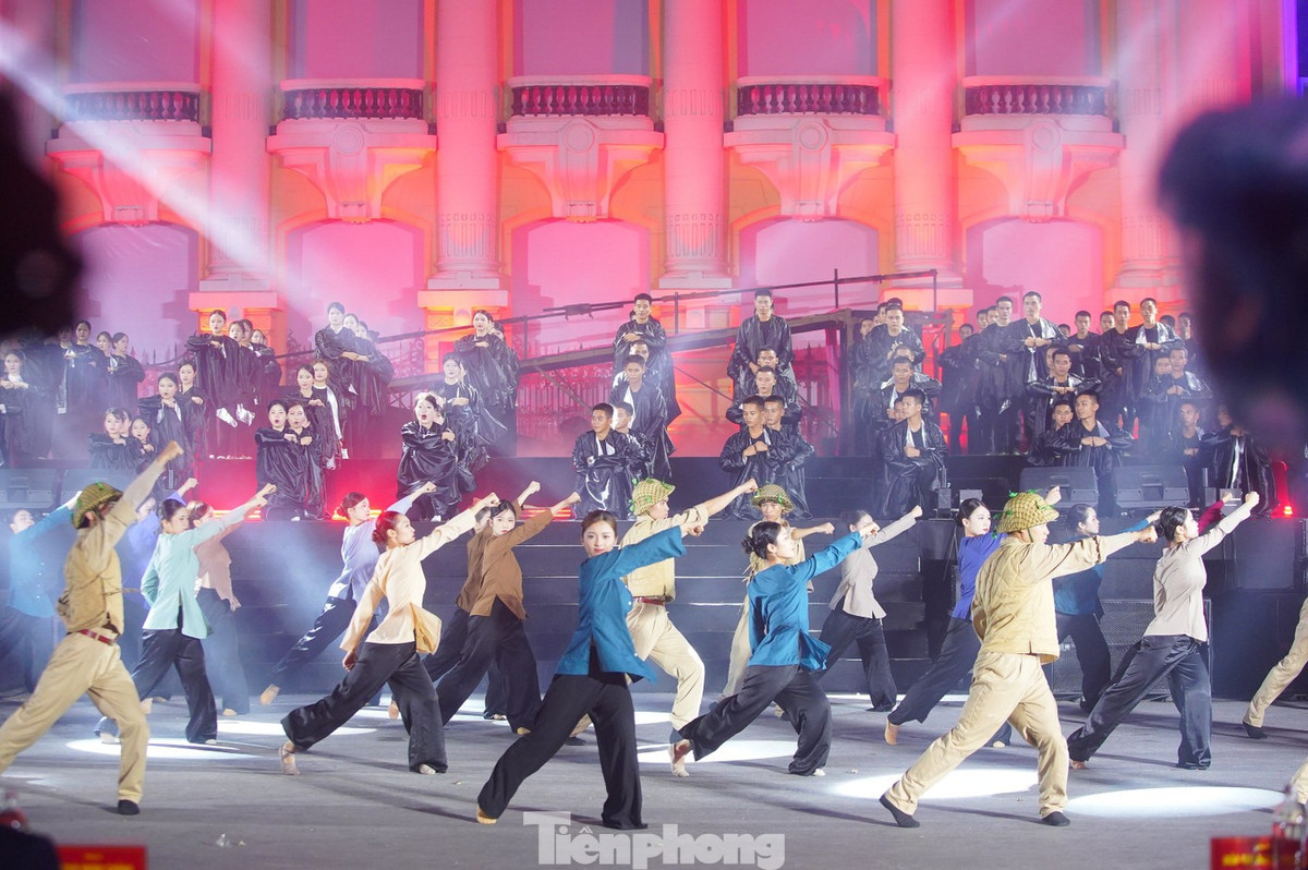 Chương trình có sự tham gia của gần 1.000 nghệ sĩ đến từ nhiều nhà hát, trong đó có sự góp mặt của nhiều gương mặt nổi tiếng như NSND Hoàng Anh Tú, NSƯT Xuân Hinh, NSƯT Đăng Dương, ca sĩ Hoàng Hải, Văn Mai Hương, Đông Hùng, Lâm Bảo Ngọc, Khánh Linh, nhóm Oplus... cùng các nghệ sĩ từ Nhà hát ca múa nhạc Thăng Long.