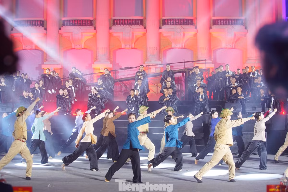 Chương trình có sự tham gia của gần 1.000 nghệ sĩ đến từ nhiều nhà hát, trong đó có sự góp mặt của nhiều gương mặt nổi tiếng như NSND Hoàng Anh Tú, NSƯT Xuân Hinh, NSƯT Đăng Dương, ca sĩ Hoàng Hải, Văn Mai Hương, Đông Hùng, Lâm Bảo Ngọc, Khánh Linh, nhóm Oplus... cùng các nghệ sĩ từ Nhà hát ca múa nhạc Thăng Long.