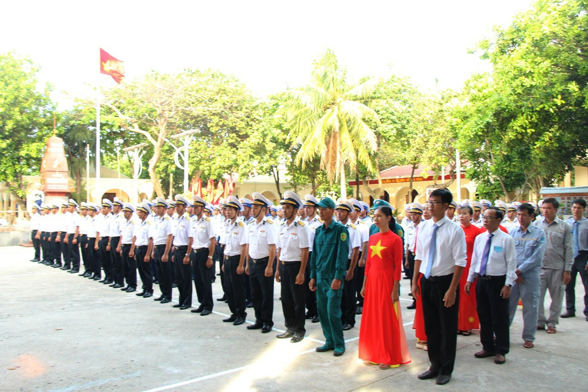 Cán bộ, chiến sĩ và nhân dân đảo Sinh Tồn tham dự bầu cử.