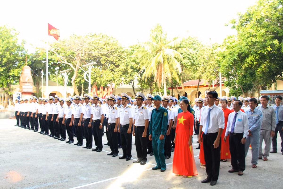 Cán bộ, chiến sĩ và nhân dân đảo Sinh Tồn tham dự bầu cử.