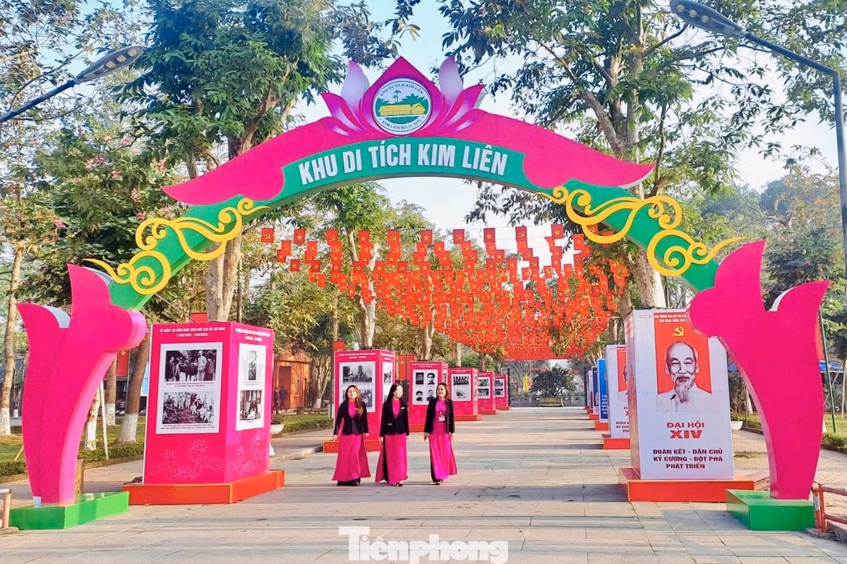 Đặc biệt, tại Khu di tích Quốc gia đặc biệt Kim Liên (xã Kim Liên, tỉnh Nghệ An), không khí chào mừng Đại hội Đảng lần thứ XIV càng thêm trang nghiêm, xúc động. Dọc các lối vào khu di tích, cờ Đảng, cờ Tổ quốc được treo trang trọng; pano, khẩu hiệu tuyên truyền được bố trí hài hòa, tôn lên không gian văn hóa - lịch sử thiêng liêng. Dòng người về dâng hương, tham quan quê Bác trong những ngày này không chỉ bày tỏ lòng thành kính với Chủ tịch Hồ Chí Minh mà còn gửi gắm niềm tin, kỳ vọng vào sự thành công của Đại hội, vào những quyết sách đưa đất nước phát triển nhanh và bền vững trong giai đoạn mới