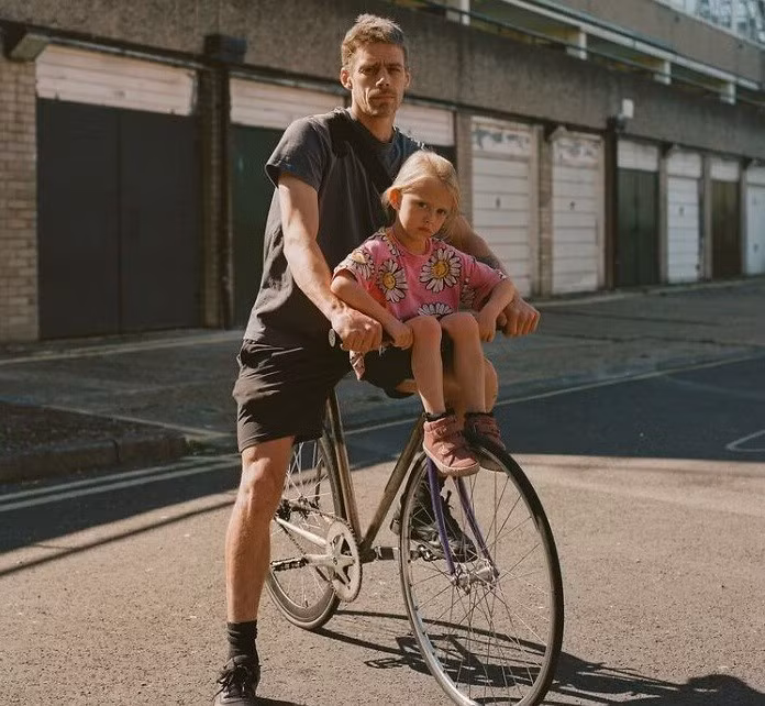 Dù là khoảnh khắc yên tĩnh trên tàu điện ngầm hay quang cảnh đường phố sôi động ở Lewisham, những bức ảnh của Froehlich đều toát lên vẻ đẹp chân thực trong những điều bình dị ở thành phố này.