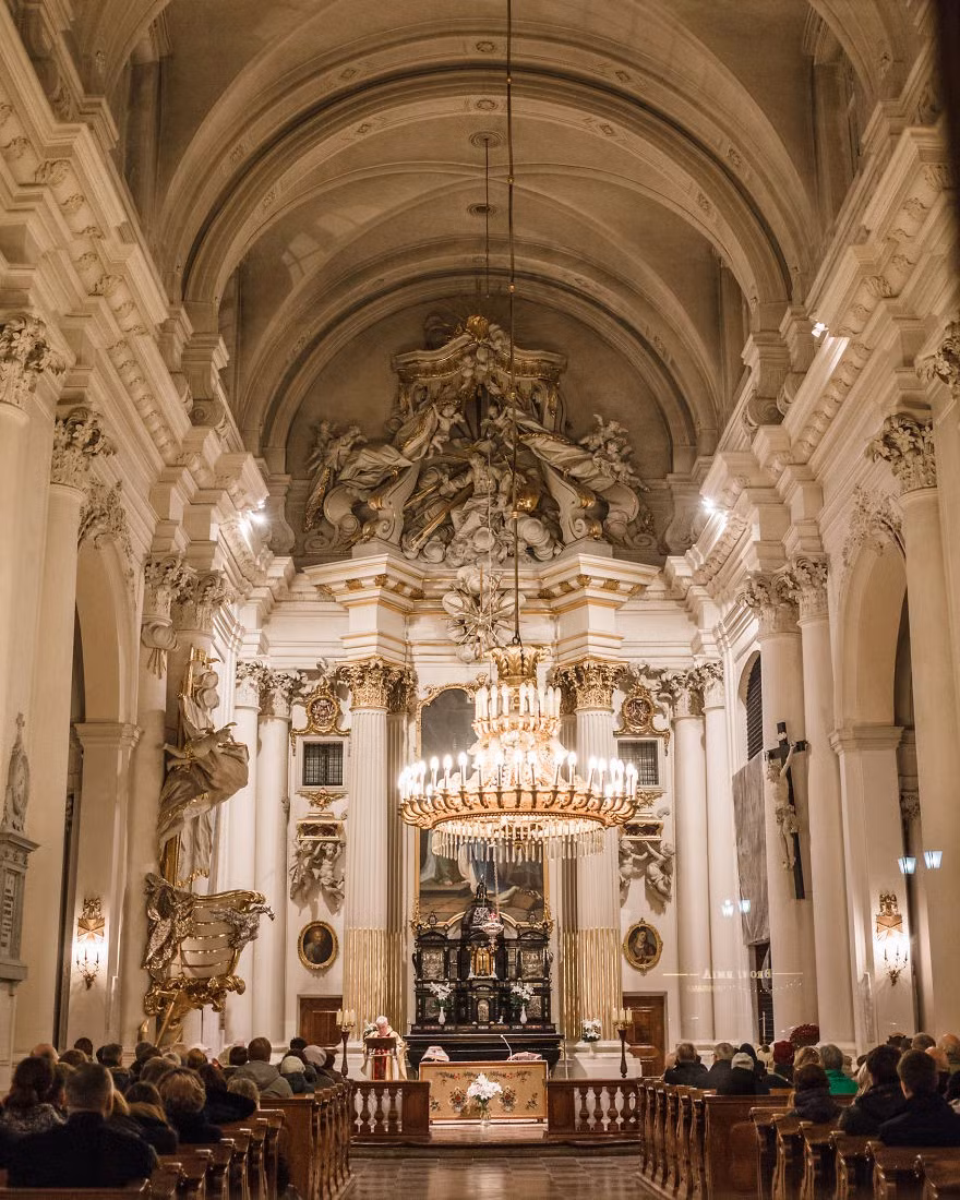 Bên trong một nhà thờ nơi buổi lễ đang diễn ra.