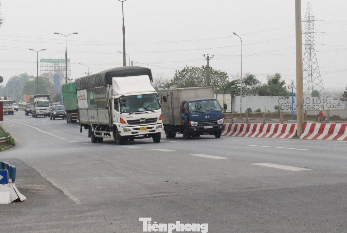 Tại đầu cầu phía sân bay Nội Bài dẫn lên, mặt đường nhiều lần được thảm đi thảm lại để xóa các ổ gà, lún nứt khiến mặt đường 'lượn sóng' chỗ cao chỗ thấp.