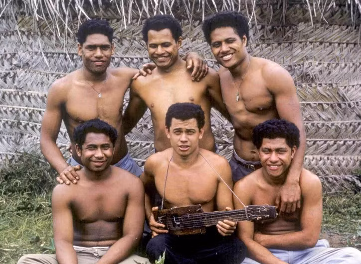 Theo Bright Side, Mano lớn lên trên hòn đảo nhỏ Ha'afeva ở Tonga, luôn mơ ước khám phá thế giới bên ngoài. Vào một ngày năm 1965, Mano và 5 người bạn, từ 15 đến 19 tuổi, đã đánh cắp một chiếc thuyền nhỏ của người dân địa phương và thực hiện chuyến phiêu lưu đến Fiji. Ảnh: BS.