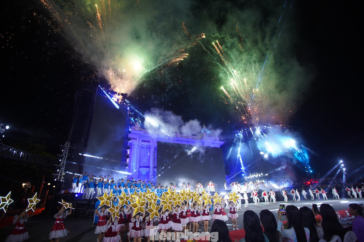 Chương trình khép lại vào khoảng 22h30 đầy ấn tượng với những màn pháo hoa được đầu tư công phu, để lại dấu ấn đặc biệt cho khán giả Thủ đô.