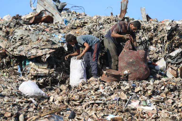 Người dân ở thành phố Gaza dành hàng giờ trong bãi rác để tìm kiếm những gì có thể ăn được. Ảnh: Anadolu.