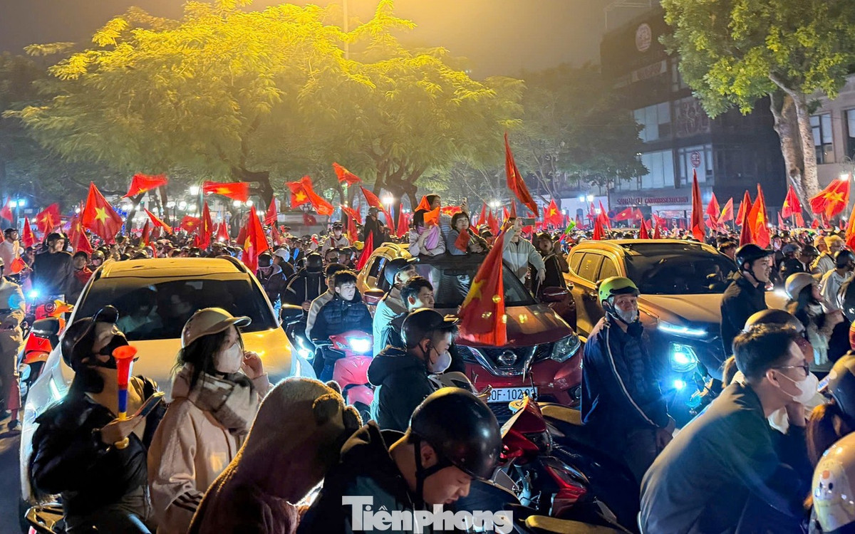 Niềm vui của hàng nghìn người dân trong đêm