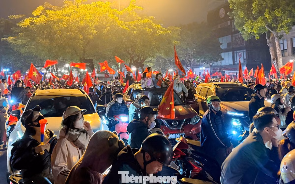 Niềm vui của hàng nghìn người dân trong đêm