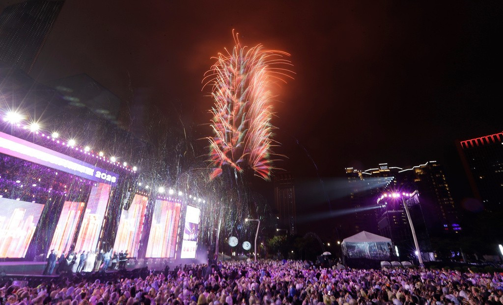 Pháo hoa rực rỡ từ tòa tháp Taipei 101 tại Đài Bắc, Đài Loan (Trung Quốc), khi bước sang năm mới 2026. Ảnh: AP.