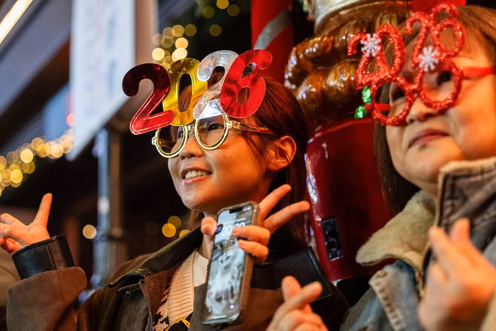 Người dân ở Trung Hoàn, Hong Kong (Trung Quốc), đón năm mới 2026. Ảnh: AP.