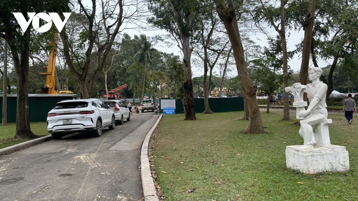 Ghi nhận tại công trường xây dựng trạm bơm hồ Bảy Mẫu trong khuôn viên Công viên Thống Nhất, khu vực thi công được quây rào, bố trí biển báo nhằm đảm bảo an toàn và hạn chế ảnh hưởng đến hoạt động trong công viên.