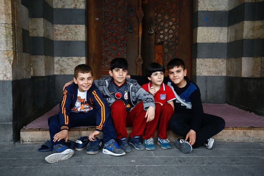 Các bé trai mỉm cười trước ống kính.