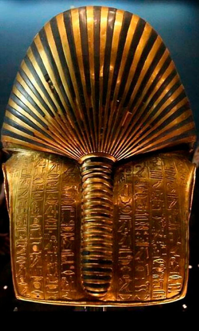 Mặt sau của mặt nạ Tutankhamun.