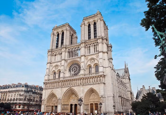 Theo số liệu năm 2019, tháp Eiffel đón khoảng 7 triệu lượt khách tham quan, trong khi nhà thờ Đức Bà Paris đón khoảng 13 triệu lượt khách.