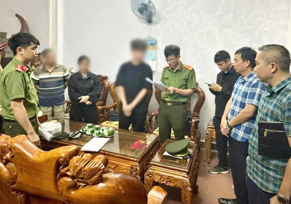 Cơ quan An ninh điều tra Công an tỉnh Thanh Hóa điều tra khám xét nhà NVX (tên nhân vật đã được thay đổi). Ảnh: TRUNG HƯNG