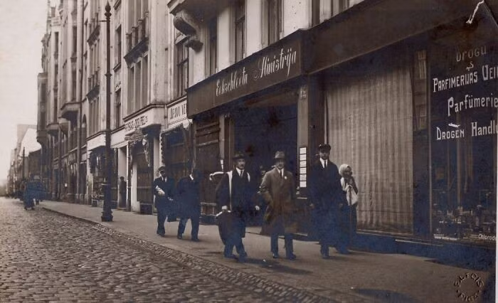Mọi người đi qua một cửa hàng nước hoa ở Riga, Latvia, năm 1920.