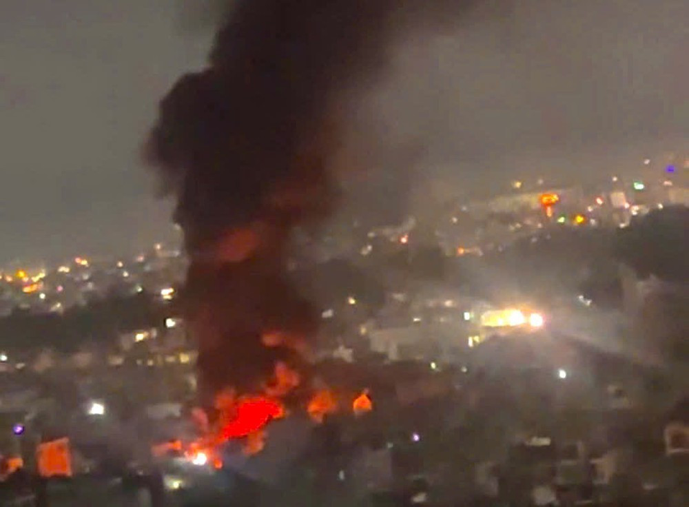 Ngọn lửa bốc lên dữ dội kèm nhiều tiếng nổ lớn xảy ra tại kho chứa phế liệu tại phường Bình Hưng Hoà, TP.HCM. Ảnh cắt từ clip.