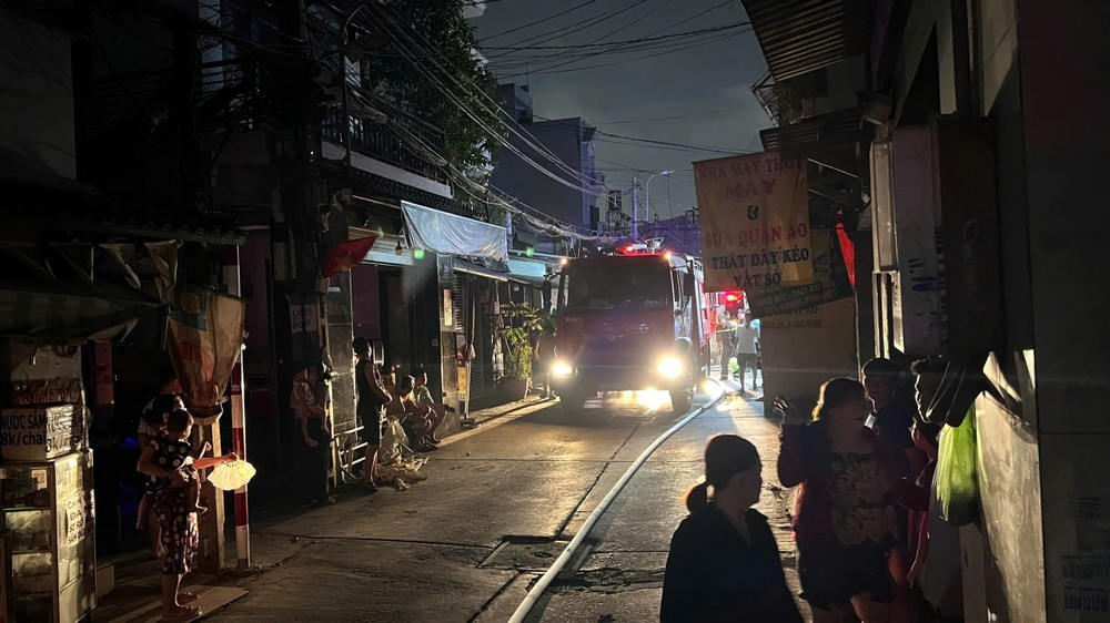 Hàng chục cán bộ, chiến sĩ Cảnh sát PCCC và CNCH Công an TP.HCM đến hiện trường triển khai phương án dập lửa.