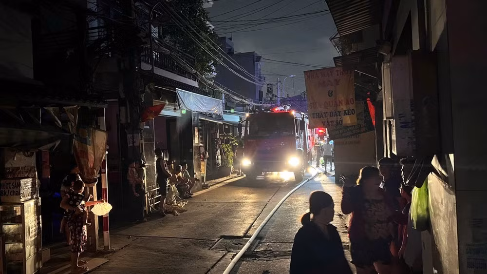 Hàng chục cán bộ, chiến sĩ Cảnh sát PCCC và CNCH Công an TP.HCM đến hiện trường triển khai phương án dập lửa.