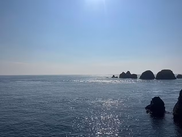 Nhiều người say mê bờ biển đẹp như tranh vẽ ở hòn đảo này.