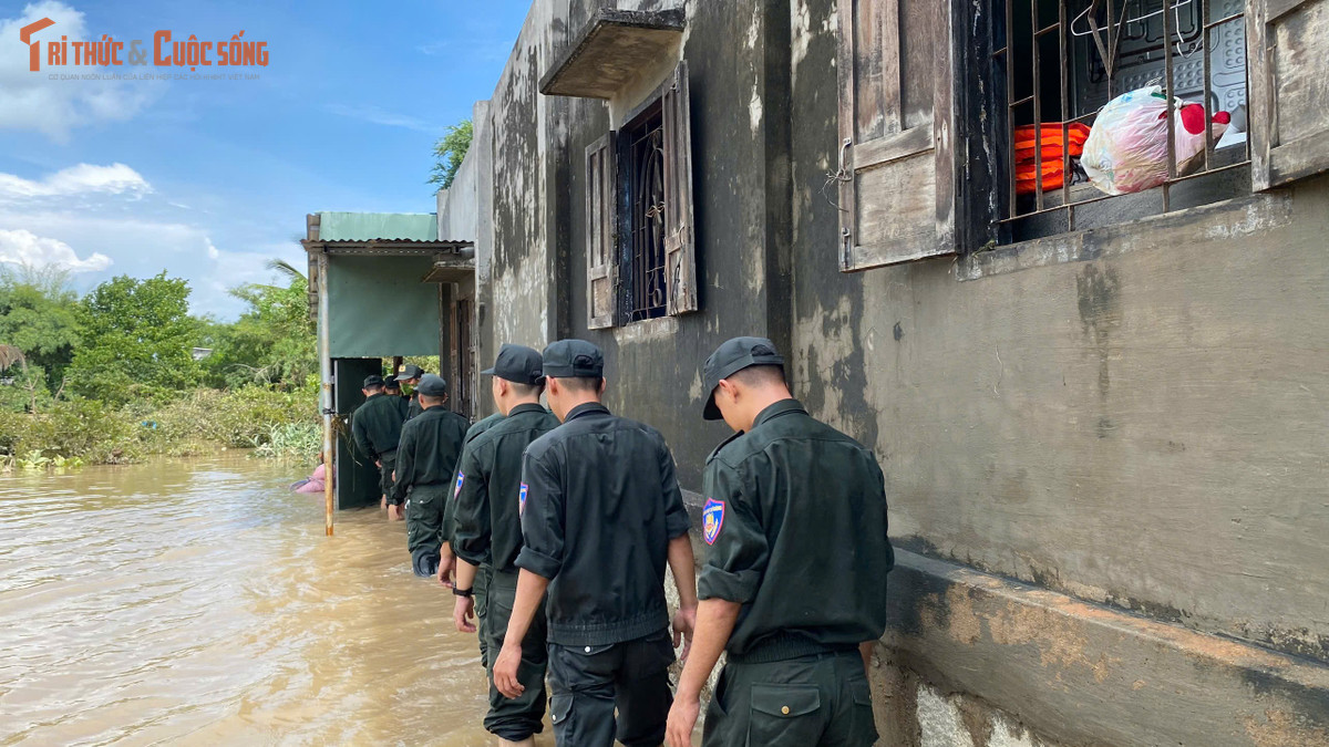 View - Cảnh sát cơ động hỗ trợ người dân Lâm Đồng khắc phục hậu quả sau lũ | Báo Tri thức và Cuộc sống - TIN TỨC PHỔ BIẾN KIẾN THỨC 24H