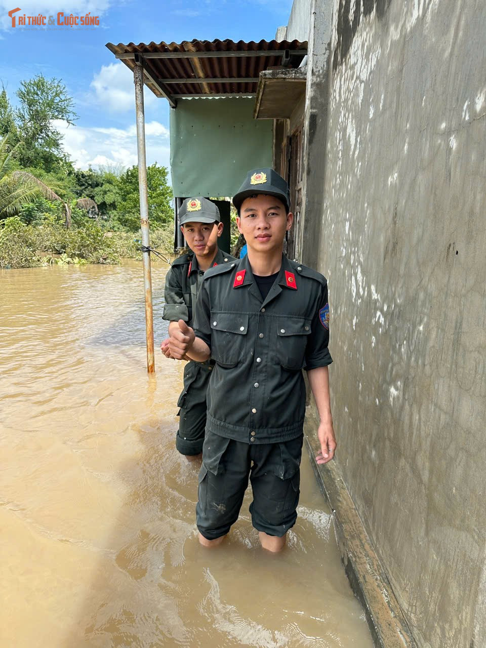 View - Cảnh sát cơ động hỗ trợ người dân Lâm Đồng khắc phục hậu quả sau lũ | Báo Tri thức và Cuộc sống - TIN TỨC PHỔ BIẾN KIẾN THỨC 24H