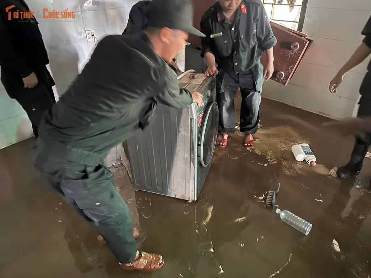 Chính quyền phường Hàm Thắng cho biết, địa phương đang phối hợp cùng các lực lượng tiếp tục rà soát thiệt hại, hỗ trợ khẩn cấp các hộ dân có hoàn cảnh khó khăn, đồng thời triển khai biện pháp đảm bảo vệ sinh môi trường, phòng ngừa dịch bệnh sau lũ.