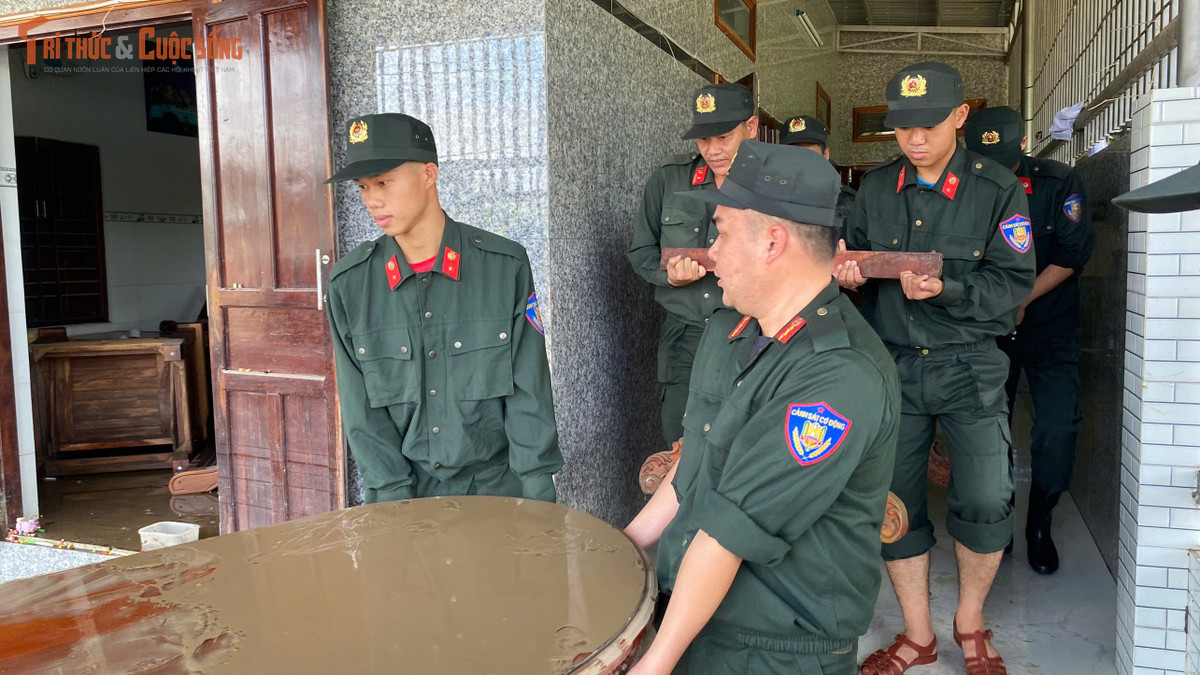 View - Cảnh sát cơ động hỗ trợ người dân Lâm Đồng khắc phục hậu quả sau lũ | Báo Tri thức và Cuộc sống - TIN TỨC PHỔ BIẾN KIẾN THỨC 24H
