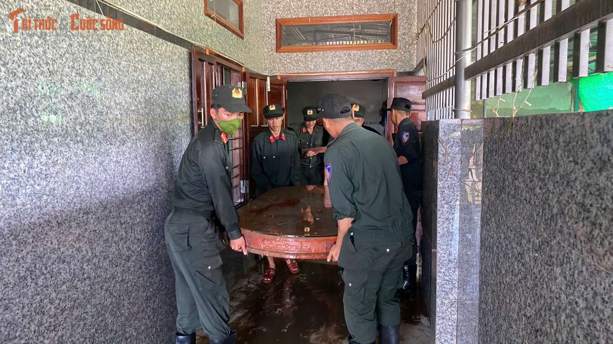 Theo ghi nhận, khu vực Kim Ngọc có nhiều hộ dân sinh sống dọc suối nhỏ, nơi dòng nước lũ từng dâng cao gần 1m, làm hư hỏng đồ đạc và khiến bùn đỏ tràn vào nhà.