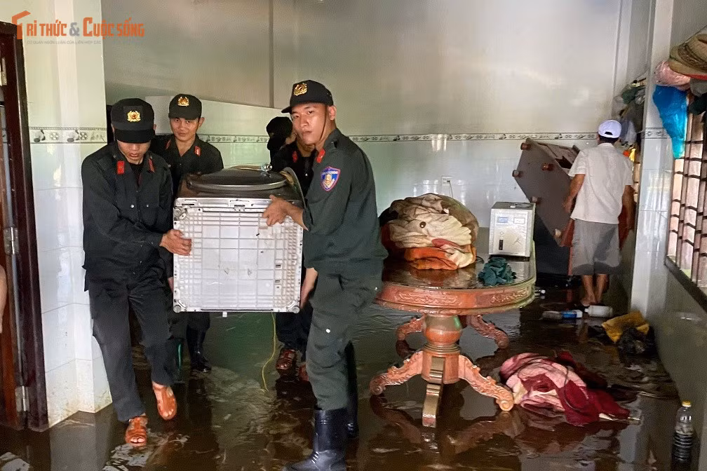 Ngay khi nước rút, lực lượng Cảnh sát cơ động đã huy động 50 cán bộ, chiến sĩ đến hiện trường, chia nhóm hỗ trợ người dân dọn dẹp bùn đất, di chuyển vật dụng và khơi thông dòng chảy tại các điểm ứ đọng.