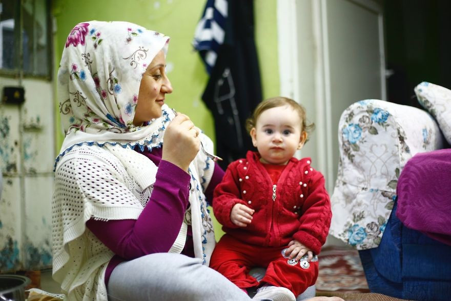 Người phụ nữ cho con nhỏ ăn trong bữa tối ở Mardin.