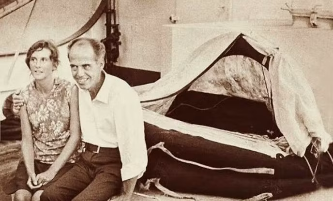 Năm 1973, cặp đôi người Anh Maurice và Maralyn Bailey đã sống sót sau 118 ngày trôi dạt trên Thái Bình Dương sau khi du thuyền Auralyn của họ bị chìm.