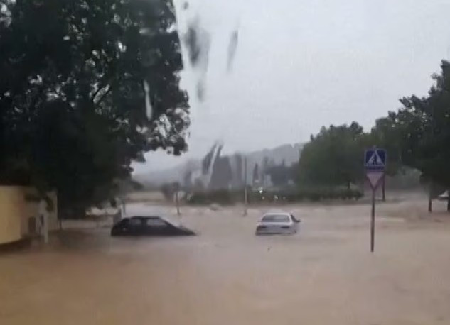 Trận mưa lớn ở Tarazona gây ra tình trạng ngập lụt trên đường phố, làm gián đoạn nghiêm trọng hệ thống giao thông công cộng và gây thiệt hại nặng nề về tài sản. Ảnh: DM.