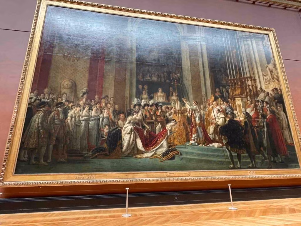 Khi Napoléon lên nắm quyền vào năm 1804, ông đã đổi tên Bảo tàng Louvre thành Bảo tàng Napoléon và giữ nguyên tên như vậy trong 11 năm cho đến năm 1814 khi triều đại của ông kết thúc. Trong ảnh là bức tranh về lễ đăng quang của Hoàng đế Napoleon được treo tại Bảo tàng Louvre. Ảnh: DC.