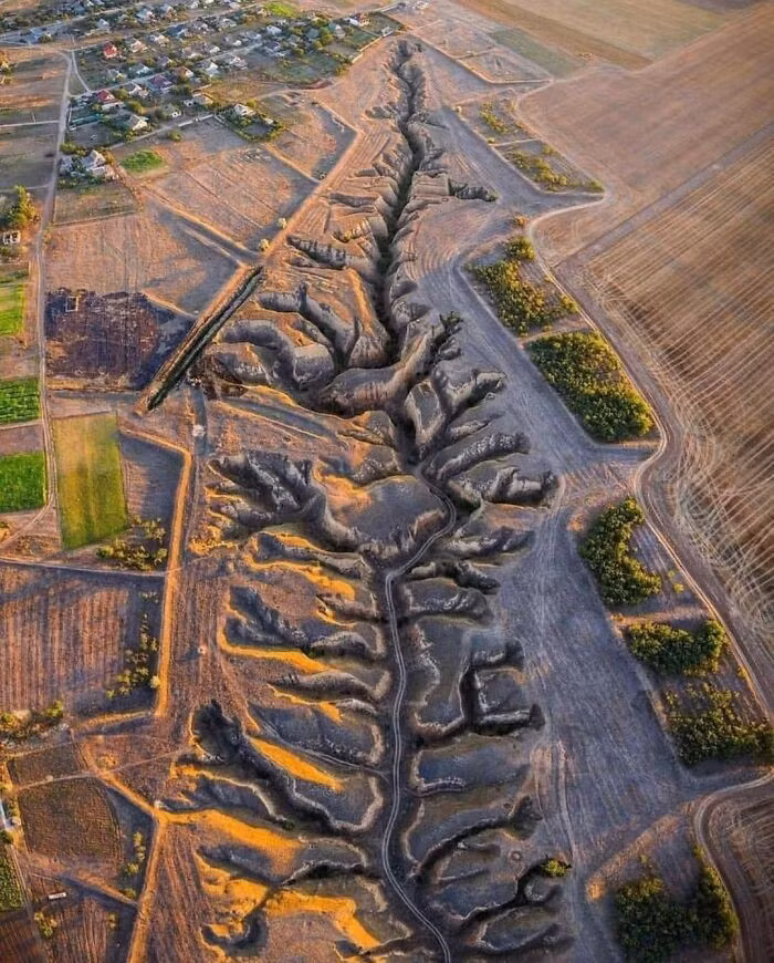 Hẻm núi Stanislav, Kherson, là hệ thống các vách đất sét, tạo thành một mạng lưới kẽ nứt ngoạn mục, giống như “đường răng cưa” nhìn từ trên cao. Ảnh: BP.