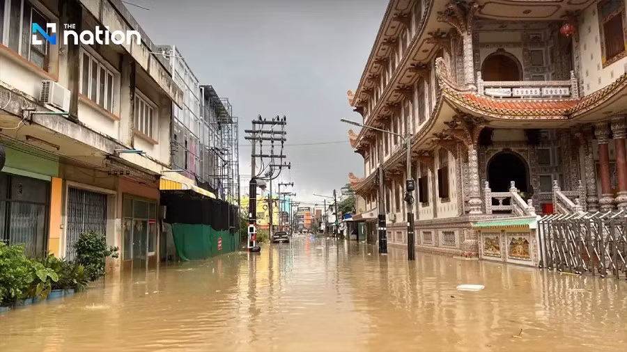 Trong đó, Hat Yai có số lượng cư dân bị ảnh hưởng nhiều nhất ở Songkhla, với hơn 243.000 người. Người dân tại Hat Yai và các huyện lân cận đã được lệnh sơ tán khẩn cấp do mưa lớn tiếp diễn. Ảnh: The Nation.