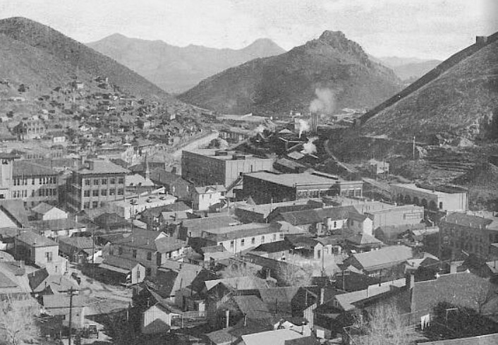 Bisbee năm 1909. Dân số Bisbee tăng vọt từ khoảng 1.500 người vào năm 1890 lên 9.000 người vào những năm 1910 và 1920, nhưng sau đó giảm dần.